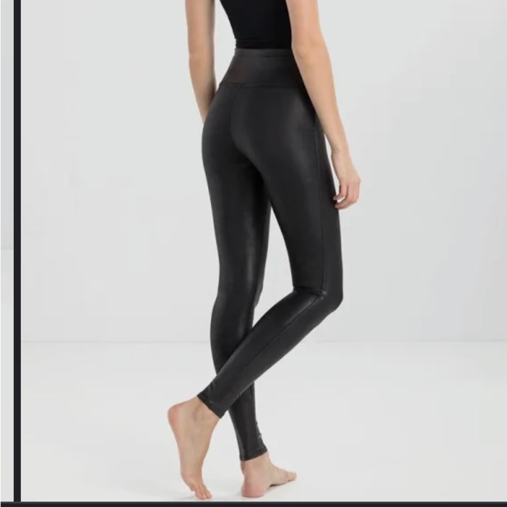 🖤Spanx Faux Leather Leggings size Medium. EUC!🖤